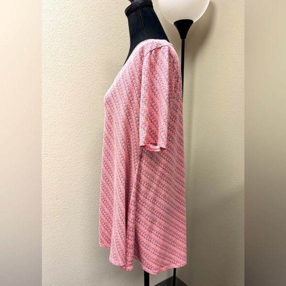 LuLaRoe Pink floral asymmetrical hem Short Sleeve T-Shirt size Medium - Picture 2 of 8